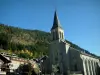 Châtel - Iglesia, casas de pueblo (estación de deportes de invierno y verano) y el bosque en el Chablais