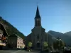 Châtel - Iglesia, casas de pueblo (estación de esquí y en verano) y las montañas cubiertas de bosques, en el Chablais