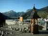 Châtel - Rambarde en fer forgé avec vue sur le parking agrémenté de lampadaires, les forêts et les montagnes environnantes, dans le Chablais