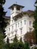 Châtel-Guyon - Spa resort: building surrounded by trees