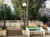 Châtel-Guyon - Station thermale : parc thermal : lampadaires, banc, chaises, fleurs et arbres