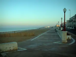 Châtelaillon-Plage - Spiaggia di sabbia, la passeggiata, lampioni e le case nel villaggio