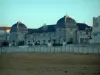 Châtelaillon-Plage - Casino de la station balnéaire et plage de sable