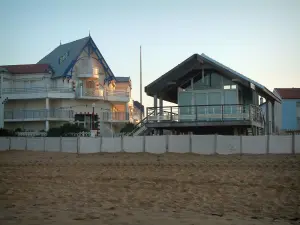 Châtelaillon-Plage - Spiaggia di sabbia e le case di villeggiatura