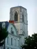 Châtellerault - Clocher de l'église Saint-Jean-Baptiste et façade de maison