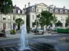 Châtellerault - Jet d'eau, arbres et immeubles de la ville