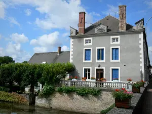 Châtillon-en-Bazois - Maison et décorations florales au bord de la rivière Aron