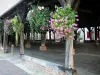 Châtillon-sur-Chalaronne - Halles en bois décorées de fleurs