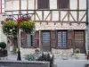 Châtillon-sur-Chalaronne - Façade d'une maison à pans de bois (colombages) et décoration florale (fleurs)