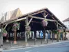 Châtillon-sur-Chalaronne - Halles en bois décorées de fleurs