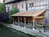 Châtillon-sur-Chalaronne - Terrasse de café au bord de la rivière Chalaronne, décorations florales (fleurs), et façade à pans de bois