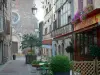 Châtillon-sur-Chalaronne - Façades de maisons et église Saint-André