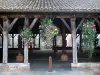 Châtillon-sur-Chalaronne - Halles en bois fleuries (fleurs suspendues)