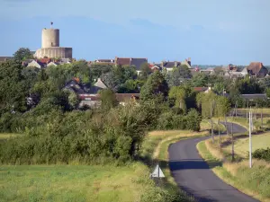 Châtillon-sur-Indre - Carretera llena de campos, César torre (mantener), las casas de la ciudad y los árboles