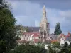 La Châtre - Clocher de l'église Saint-Germain et maisons de la ville ; arbres en premier plan