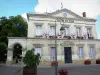 La Châtre - Façade de l'hôtel de ville, lampadaire et bacs à fleurs