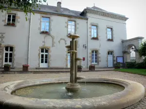 La Châtre - Façade de l'hôtel de ville et fontaine