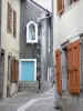 Chaudes-Aigues - Ruelle bordée de maisons et oratoire suspendu