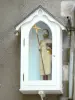 Chaudes-Aigues - Niche vitrée (oratoire) suspendue au mur d'une maison et abritant la statuette d'un saint 