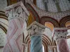 Chauvigny - All'interno della chiesa di Saint-Pierre (chiesa romanica): colonne con capitelli scolpiti (sculture) e murales