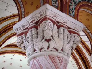 Chauvigny - Innere der Stiftskirche Saint-Pierre (romanische Kirche): gemeisseltes Kapitell (Bildhauerei)