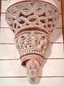Chauvigny - Dentro de la iglesia de San Pedro (iglesia románica): cul-de-tallada de la lámpara (escultura)