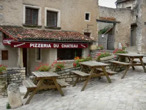 Chauvigny - Terraza de un restaurante y casas de la ciudad alta (medieval)