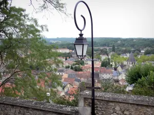 Chauvigny - Farola en primer plano con vistas sobre los tejados de la ciudad, la torre del campanario de Notre Dame y sus alrededores