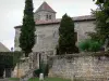 Chauvigny - Casa antiga que abriga o Museu de Tradições Populares e Arqueologia, campanário da igreja colegiada de Saint-Pierre e árvores