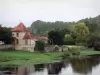 Chauvigny - Casas y árboles a lo largo del río Vienne