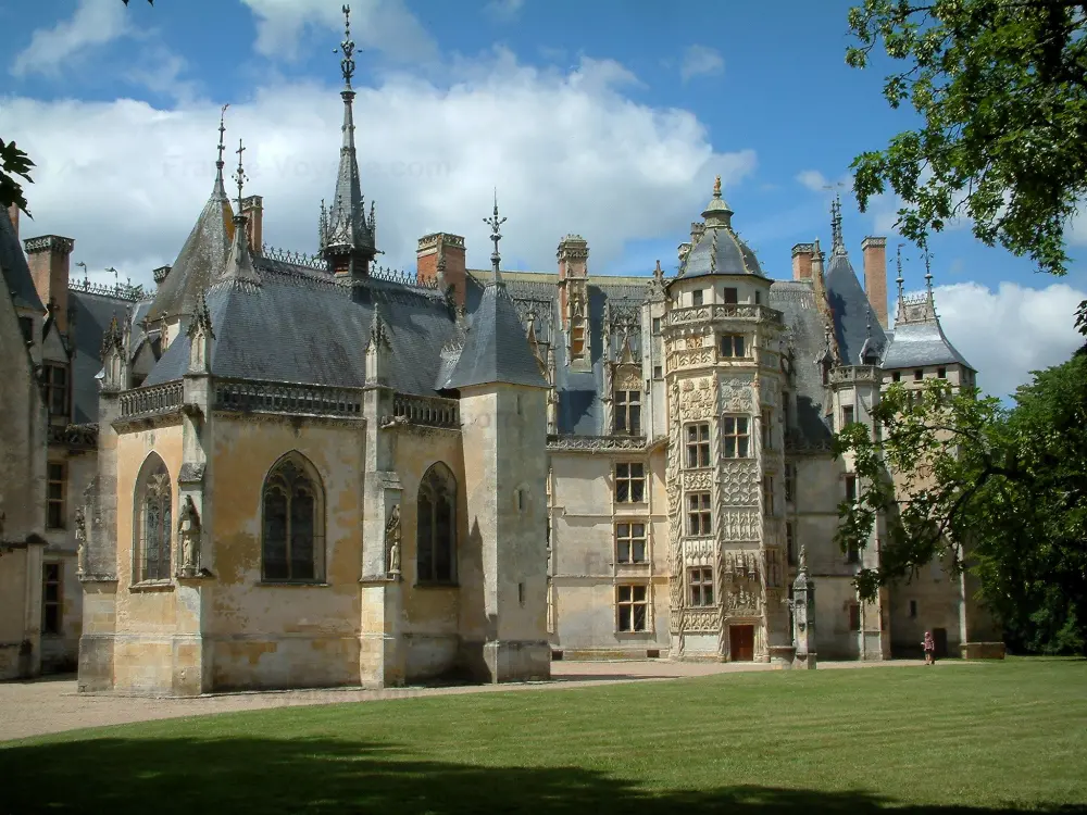 Guía de Cher - Castillo de Meillant - Parque, la capilla y la fachada del castillo de estilo gótico, con su torre del León, las nubes en el cielo azul