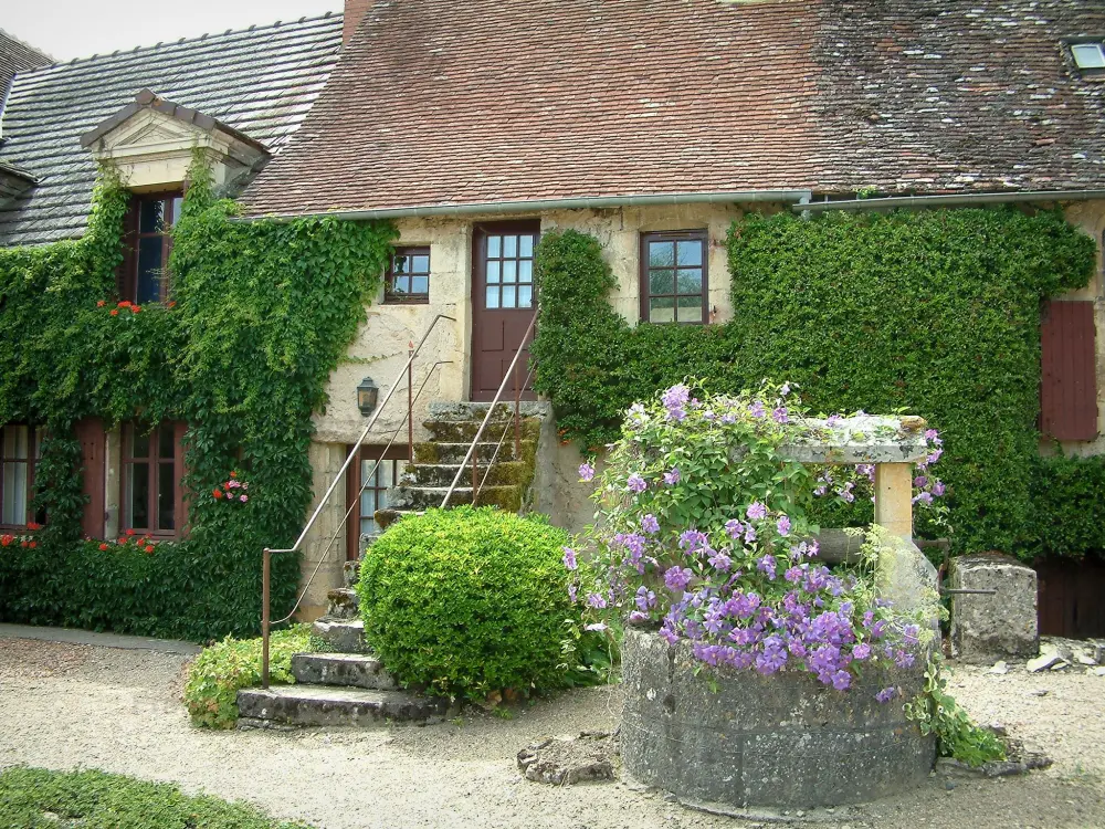 Reiseführer des Cher - Apremont-sur-Allier - Brunnen mit Blumen, und Häuser mit Fassaden bedeckt mit Kletterpflanzen