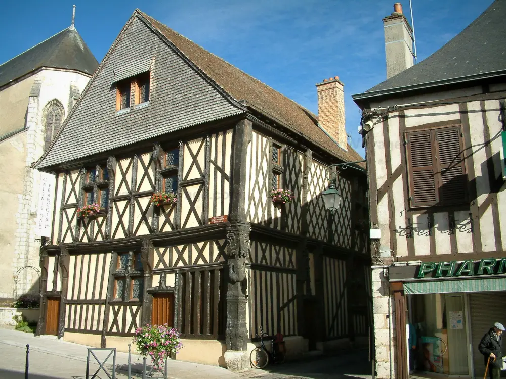 Guía de Cher - Aubigny-sur-Nère - Francisco Casa de madera parte, de la iglesia y la casa de entramado de madera