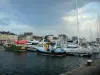 Cherbourg-Octeville - Hafen mit seinen Schiffen und Gebäude der Stadt