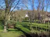 Chevreuse - Parc arboré, maisons du village et château de la Madeleine en arrière-plan surplombant l'ensemble, dans le Parc Naturel Régional de la Haute Vallée de Chevreuse