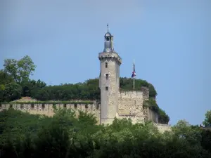 Chinon - Castelo: torre do relógio e muralhas