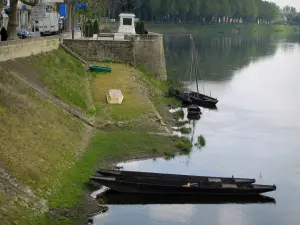 Chinon - Quai, banco, rio (Vienne) e barcos