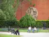 Choisy Park - Pausa relaxante nos bancos do parque, medalhão da fachada da Fundação George Eastman ao fundo