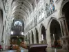 Church Saint-Séverin - 教堂的内部：教堂中殿的视图和合唱团的伟大器官