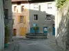 Cidade medieval de Conflans - Rue Gabriel-Perouse com sinal de ferro forjado, fonte decorada com flores e casas da aldeia