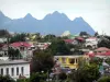 Cilaos - Maisons de la petite ville et remparts du cirque naturel de Cilaos