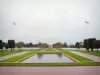 Cimetière américain de Colleville-sur-Mer - Bassin d'eau, chapelle et tombes du cimetière militaire américain