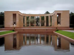 Cimetière américain de Colleville-sur-Mer - Mémorial et bassin d'eau du cimetière militaire américain