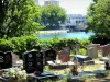 Cimetière des Chiens d'Asnières-sur-Seine - Tombes du cimetière avec vue sur le fleuve Seine