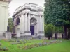 Cimetière du Père-Lachaise - Mausolée d'Adolphe Thiers et parterre fleuri