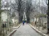 Cimetière du Père-Lachaise - Allée bordée de sépultures et d'arbres