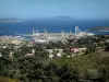 La Ciotat - Vue sur les arbres, la ville, le port, les chantiers navals, la mer méditerranée et la côte au loin