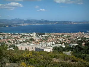 La Ciotat - Vista de la ciudad, y el mar Mediterráneo frente a la costa