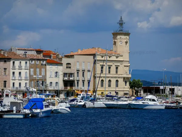 A Ciotat - Campanário do Museu Ciotaden (antiga Câmara Municipal) e Porto Velho