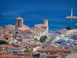 A Ciotat - Igreja de Notre-Dame-de-l'Assomption e telhados da cidade, com vista para o mar